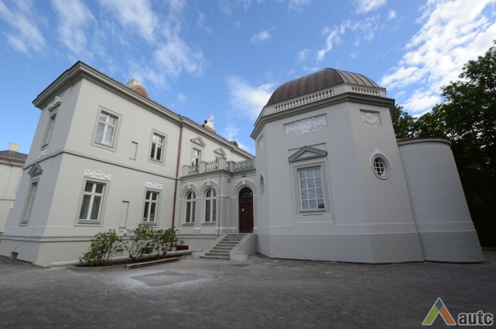 Vakarinis rūmų fasadas su koplyčios priestatu. 2014 m., V. Petrulio nuotr.