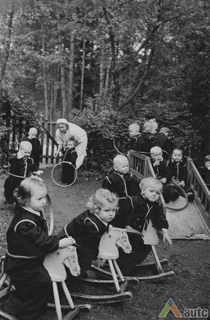 “Drobė” factory workers children playing in Panemunė seasonal resort. Photo by M. Ogajus, 1955, from Lithuanian central state archive, photodocuments department.   