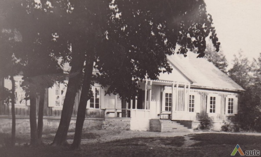 Barborlaukio pradinė mokykla, įsikūrusi buvusiame Barborlaukio dvare. 1953 m. Iš Šveicarijos pagrindinės mokyklos archyvo