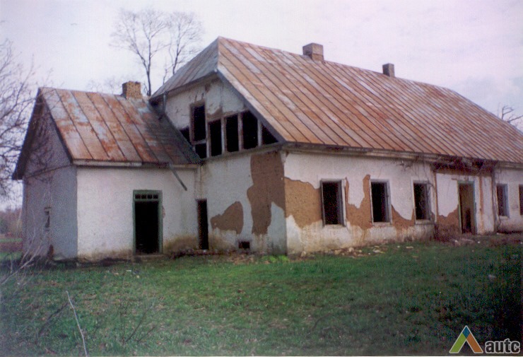 Medvilioniu dvaro likučiai. Nuotr. aut. nežinomas, 1998.