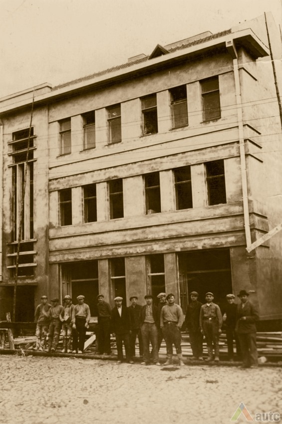 Pastačius Kupiškio smulkaus kredito banką, 1937. Iš Kupiškio etnografijos muziejaus archyvo 