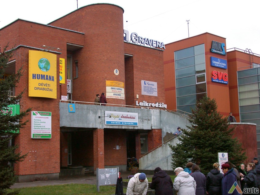 Nykstantis Šeškinės visuomeninis prekybos centras. V. Petrulio nuotr., 2000 m. 