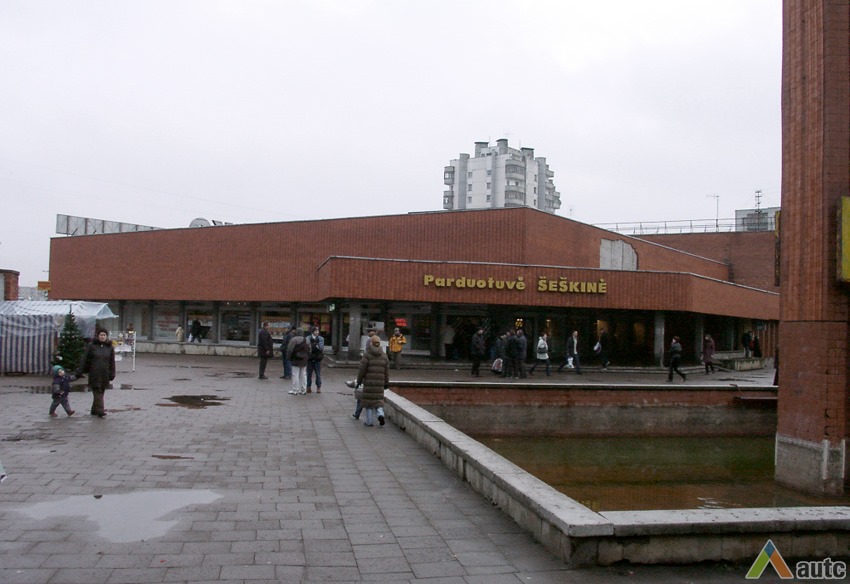 Nykstantis Šeškinės visuomeninis prekybos centras. V. Petrulio nuotr., 2000 m. 