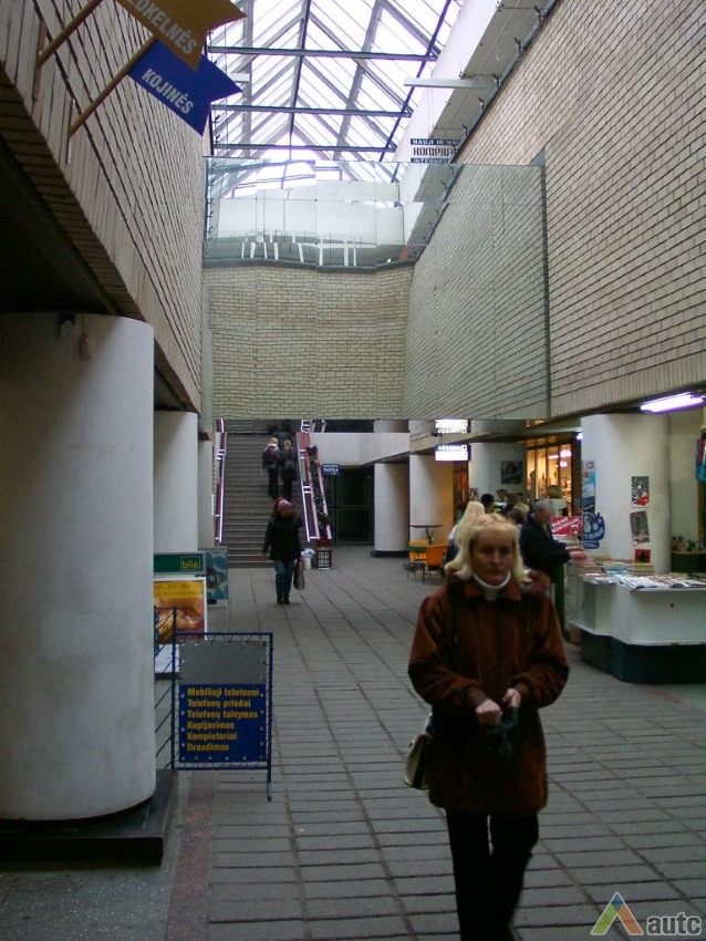 Shopping center „Kalniečiai“. Photo by V. Petrulis, 2000