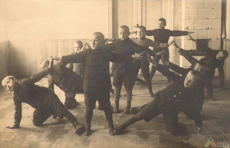 Raseinių pradžios mokyklos moksleiviai tarpukariu. Nuotrauka iš Raseinių krašto istorijos muziejaus