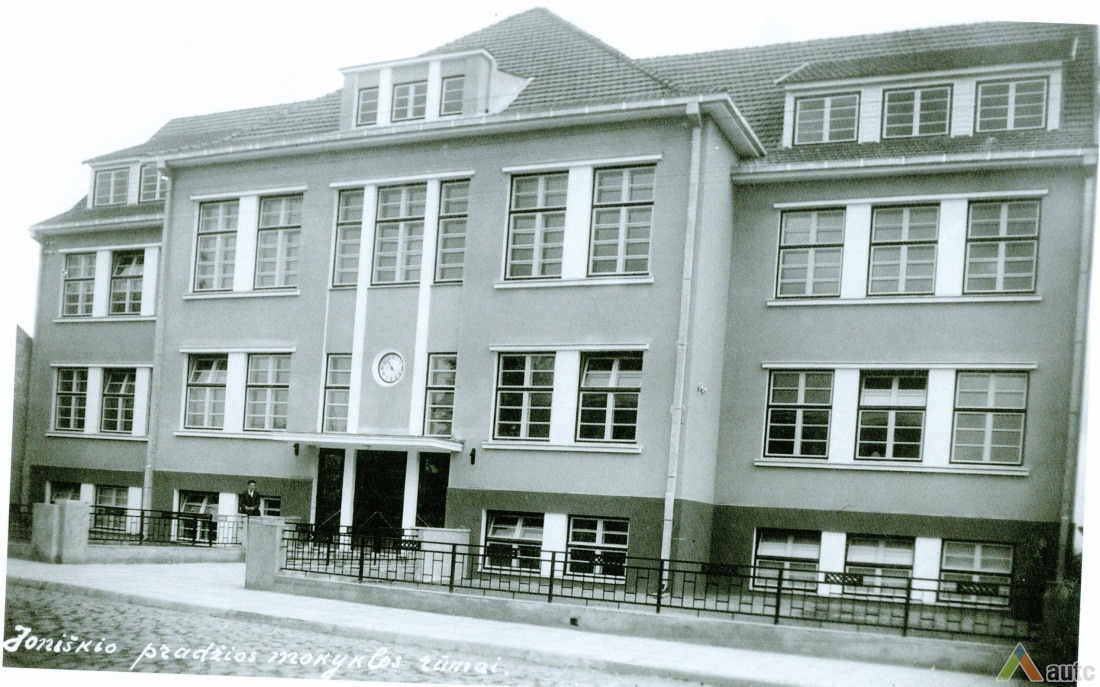 Main facade. Photo by unknown photographer, from the website kvr.kpd.lt