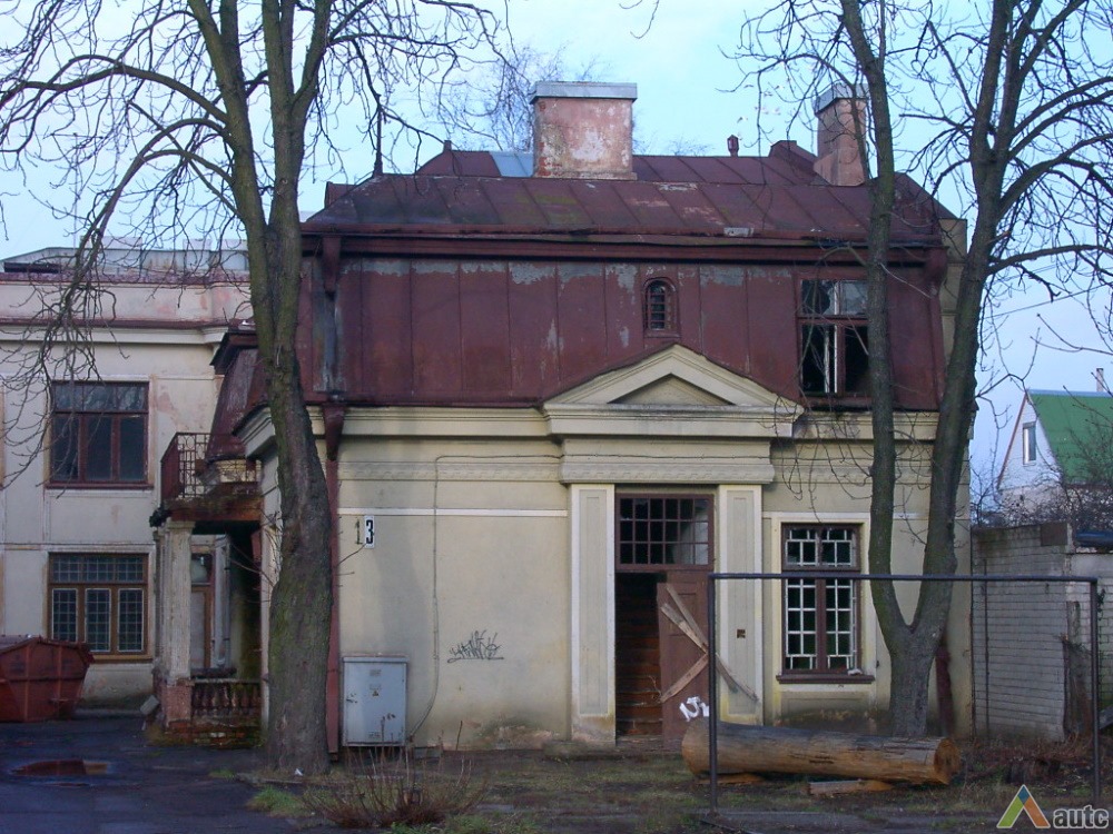 Šoninis fasadas nuo gatvės, V. Petrulio nuotr., 2000 m. 