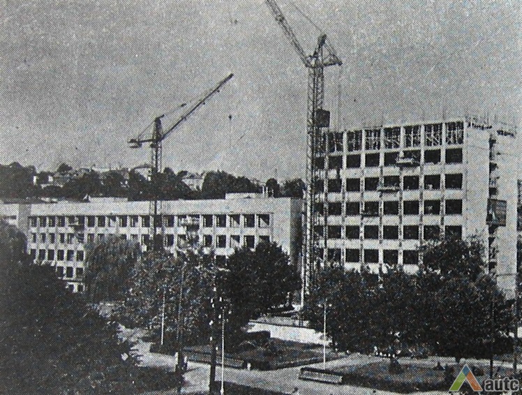 Statybos metu. Iš: "Statyba ir architektūra", 1963, nr. 1
