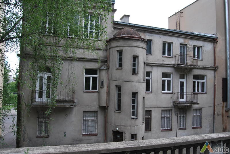 Kiemo fasadas su rizalitu. V. Petrulio nuotr., 2008 m.