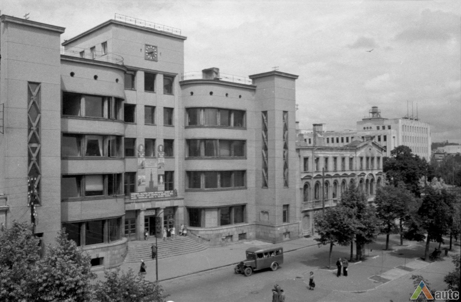Sovietinė propaganda ant centrinio pašto fasado. 1947 m., N. Maksimovo nuotrauka, LCVA fotodokumentų skyrius. 