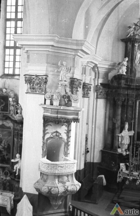 Stakliškių Švč. Trejybės bažnyčios vidaus fragmentas. KTU ASI archyvo nuotr., Sk-01865