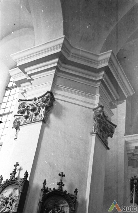 Stakliškių Švč. Trejybės bažnyčios kolonos kapitelis. KTU ASI archyvo nuotr., Sk-01877