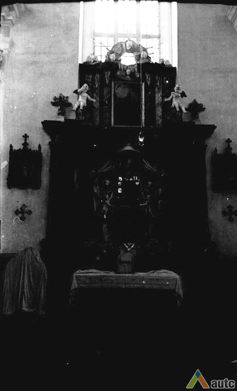 Stakliškių Švč. Trejybės bažnyčios šoninis altorius. KTU ASI archyvo nuotr., Sk-01879