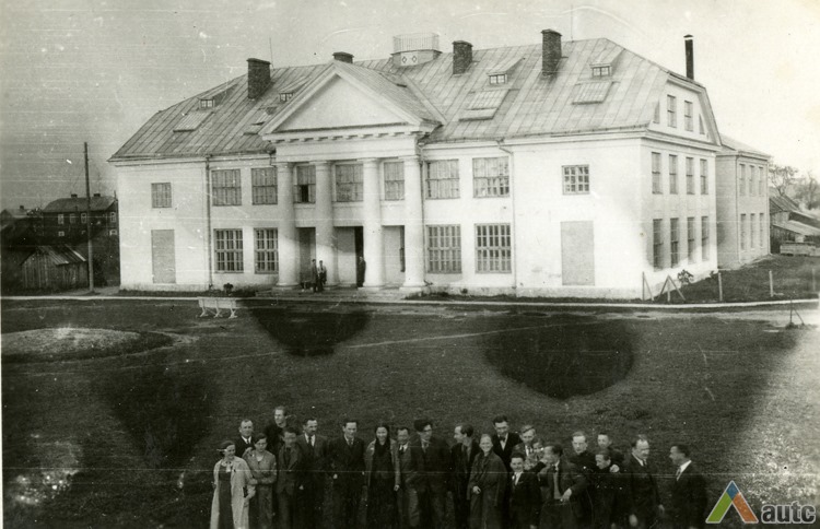 Prie pastato pozuoja 1933-1939 metais studijavę mokyklos studentai. ČDM, Ta-9431_136