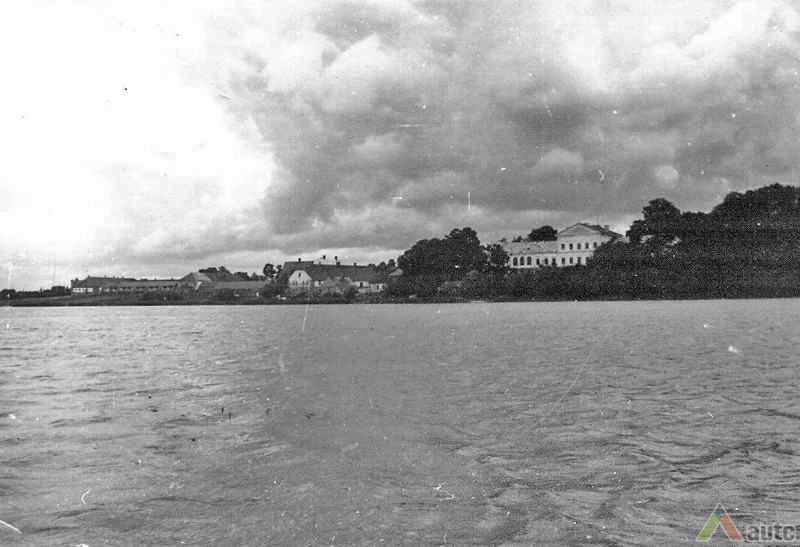Salų vaizdas nuo ežero. KTU ASI archyvas, Sk-03284